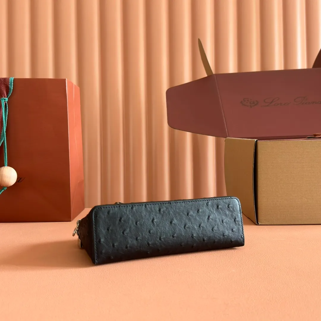 p1160💋💋💋【Original leather all-steel configuration counter complete package】 𝐋𝐨𝐫𝐨 𝐏𝐢𝐚𝐧@ Extra pocket L19 series handbag/crossbody bag The most comfortable life is when it is not defined, just like loro The material design of pian@ does not require complicated design styles. The simple and soft outline is elegant and durable, like an exquisite cosmetic case, which perfectly balances appearance and functionality. The leather is delicate and feels as soft as butter. The small bag has a large capacity. It is not only portable with a thin shoulder strap, but can also be worn cross-body. Sisters who have a special liking for minimalist style can buy it. It is simple and versatile. The simpler, the more different. Stars and Instagram celebrities are all planting it. There are two sizes of 19 cm and 27 cm. One is exquisite and casual, and the other is elegant and grand. Size: Small: length 19×width 7×height 12cm (